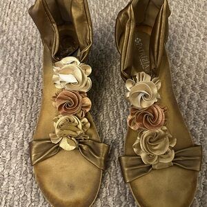Elegant Gold Floral Sandals